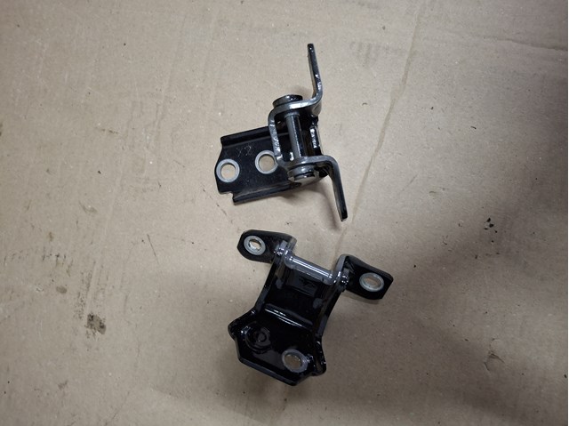 KB7W72210 Mazda Завеса двери задней правой