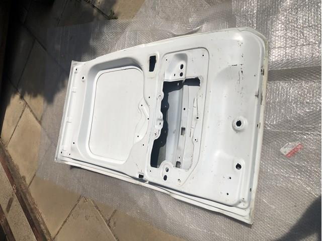 Puerta de batientes de furgoneta trasera izquierda 901015778R RENAULT