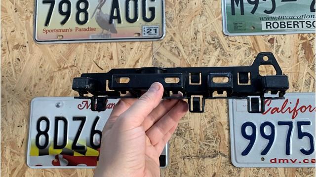 Кронштейн наружной накладки порога правой BMW 7387342 цена, от 16.93 USD