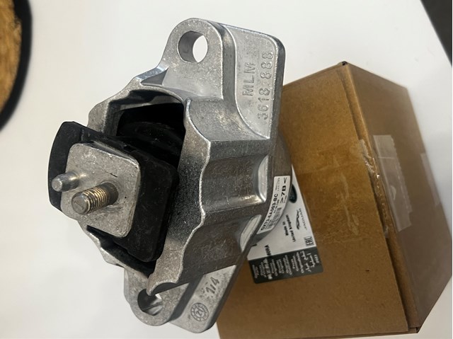Кронштейн подушки (опоры) двигателя правой LR094225 Land Rover