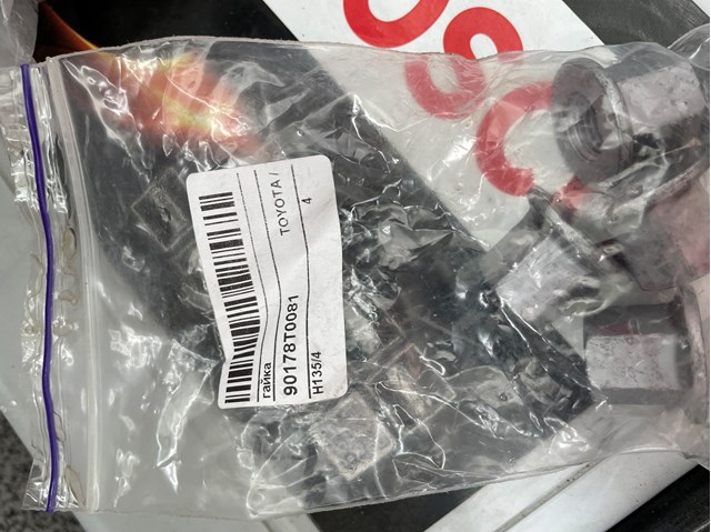 Болт переднього важеля, нижнього 90178T0081 TOYOTA