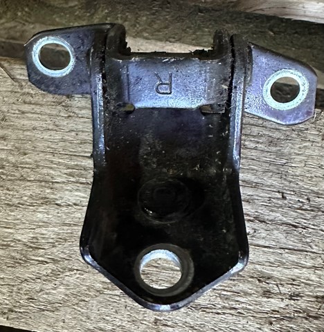 Bisagra de puerta trasera derecha E11272210A MAZDA