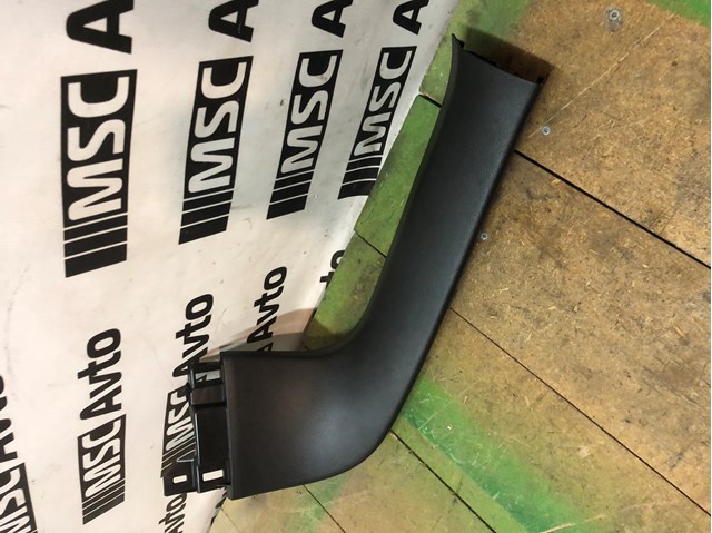 KB7W68940 Mazda Пластик пятой двери