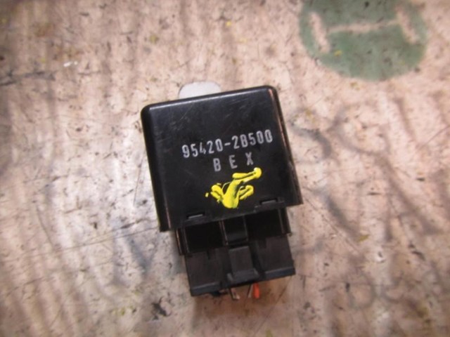 Реле управления дворниками на Hyundai Santa Fe II CM