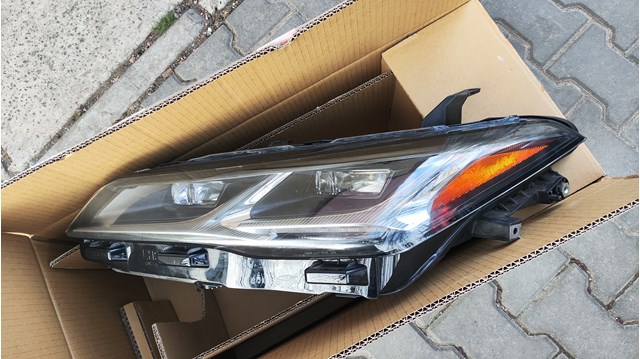 Купить 8115007210 Toyota Фара левая передняя