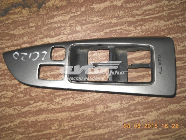 Панель (накладка) блока управления стеклоподъемником передняя левая на Toyota Land Cruiser J12