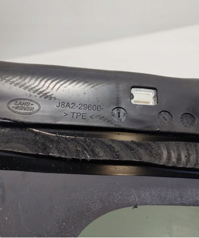 Купить LR093215 Land Rover Стекло кузова (багажного отсека) правое