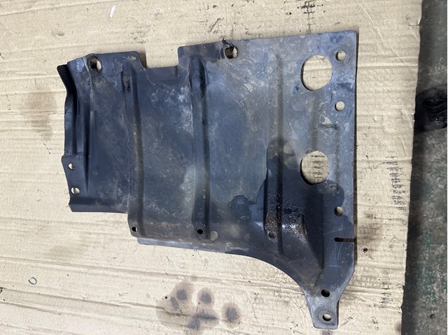 Protector de motor izquierdo MR974002 MITSUBISHI