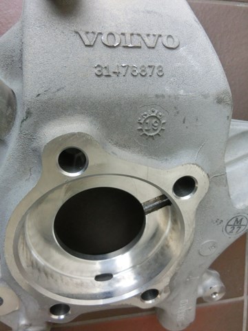 31476878 Volvo Цапфа - поворотный кулак передний, левый