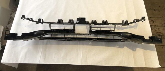51117294675 BMW Решетка бампера переднего центральная