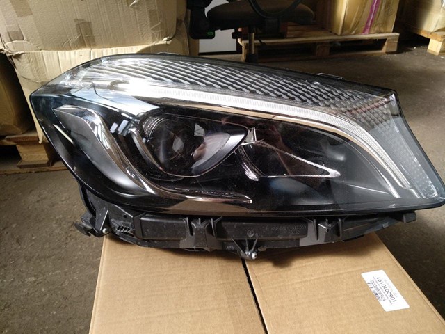 1769066000 Mercedes luz direita