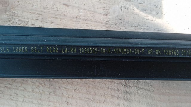 Уплотнитель стекла двери задней левой внутренний (планка) Tesla 109050300F