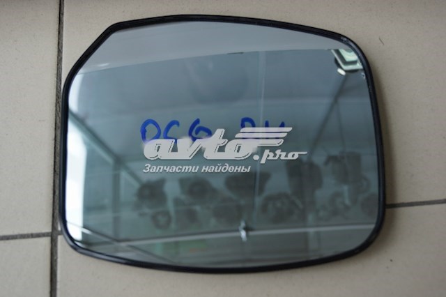 Зеркальный элемент зеркала заднего вида правого на Nissan Patrol Y62