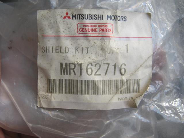 MR162716 Mitsubishi guarda-barras direito do pára-lama dianteiro