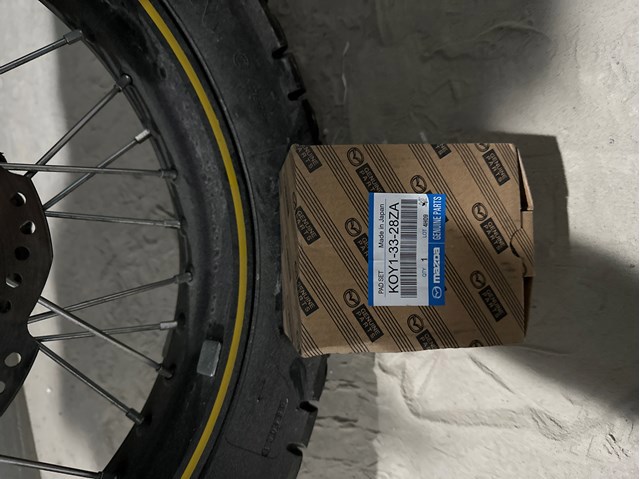 Sapatas do freio dianteiras de disco K0Y13328ZA Mazda