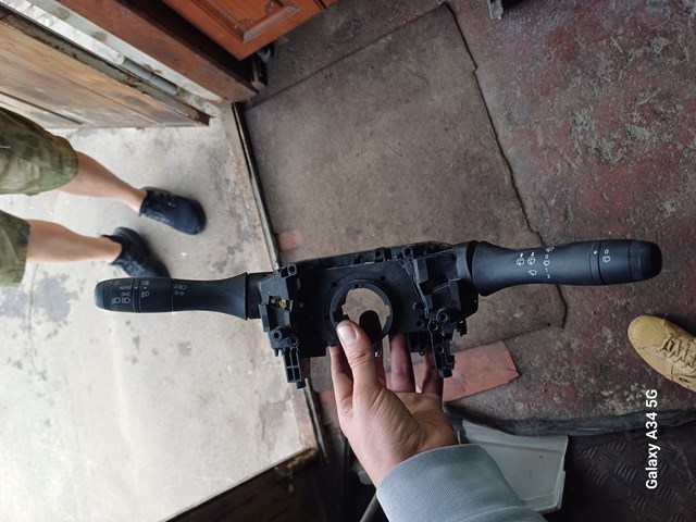 Comutador instalado na coluna da direção, montado Dacia Duster  HM