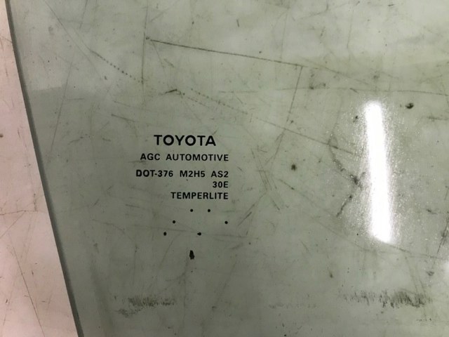 Стекло двери передней правой 6810106280 Toyota