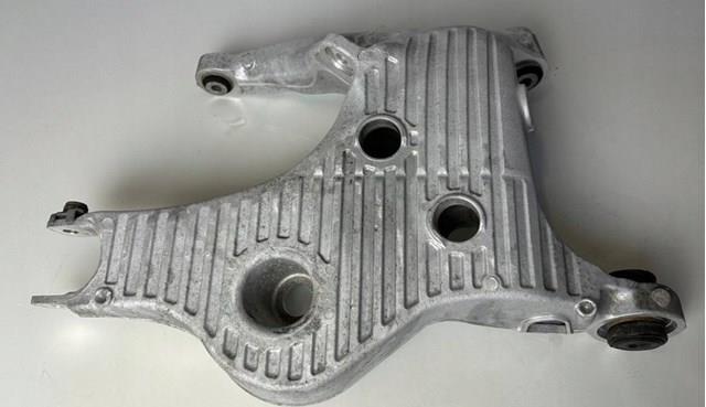 LR133675 Land Rover Балансир задний нижний, правый