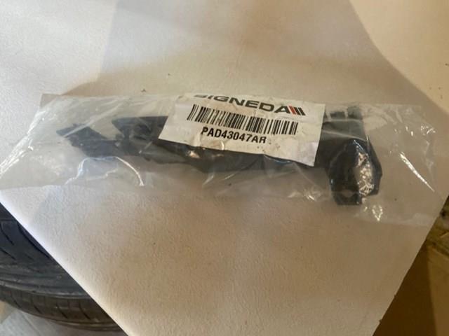 PAD43047AR Signeda Направляющая переднего бампера правая