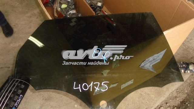 Стекло двери задней правой LR026712 Land Rover