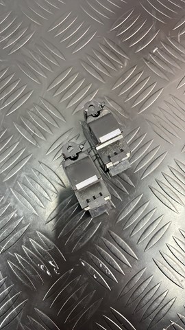 Купить LR059773 Land Rover Кнопка стеклоподъемника передняя