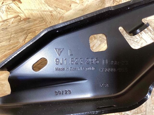 PAD823295A Porsche Шарнир капота левый