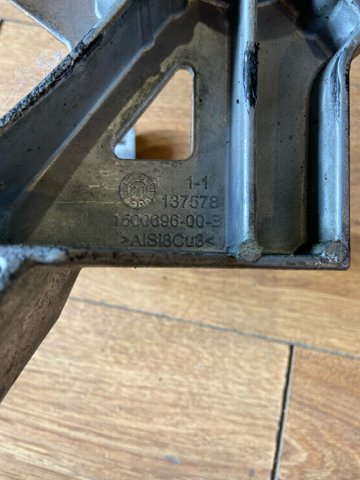 150069600B Tesla Кронштейн компрессора кондиционера