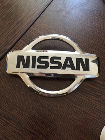 Эмблема капота на Nissan Almera II 
