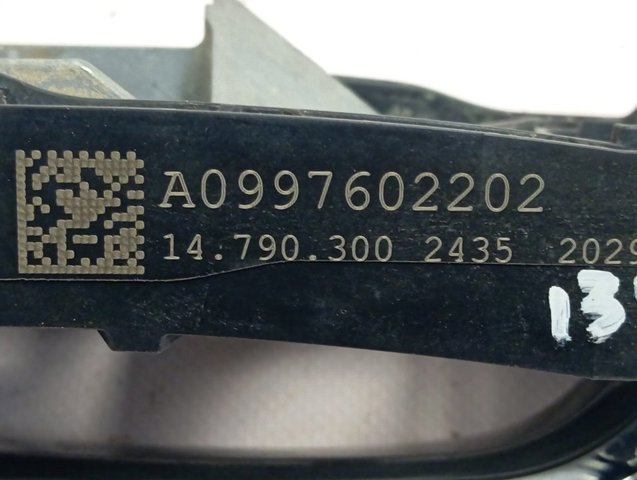 Держатель наружной ручки двери передней правой A0997602202 Mercedes