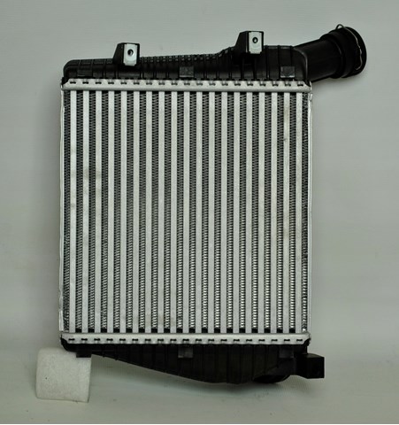 Радиатор интеркуллера PORSCHE 7P0145804B
