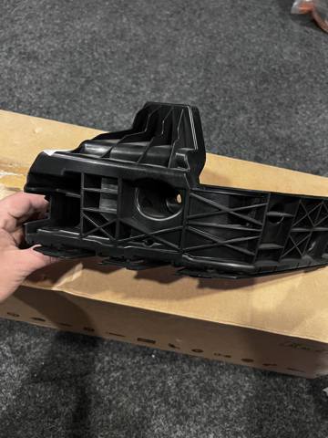 Правый кронштейн заднего бампера VAG 12G807394A