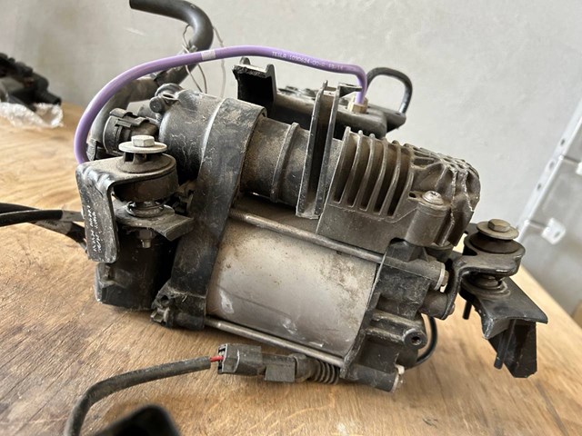 600640300A Tesla Motors compressor de bombeio pneumático (de amortecedores)