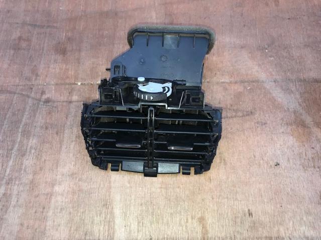 Решетка вентиляции салона в подлокотнике, задняя Ford LJ6Z19893AA