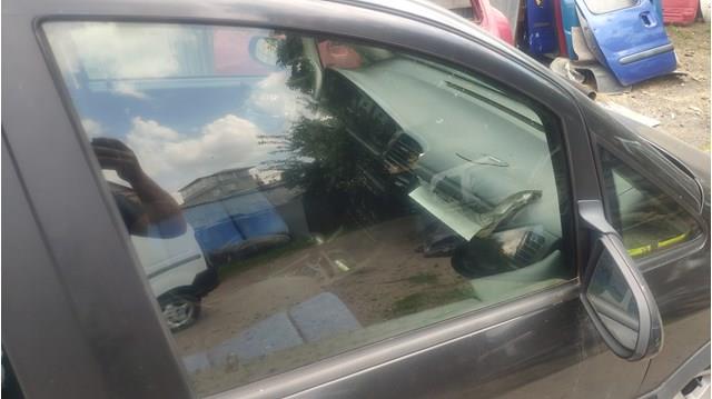 Стекло двери передней правой 90579660 General Motors