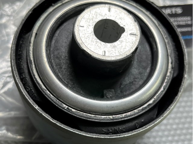 Сайлентблок переднего рычага LR148836 Land Rover