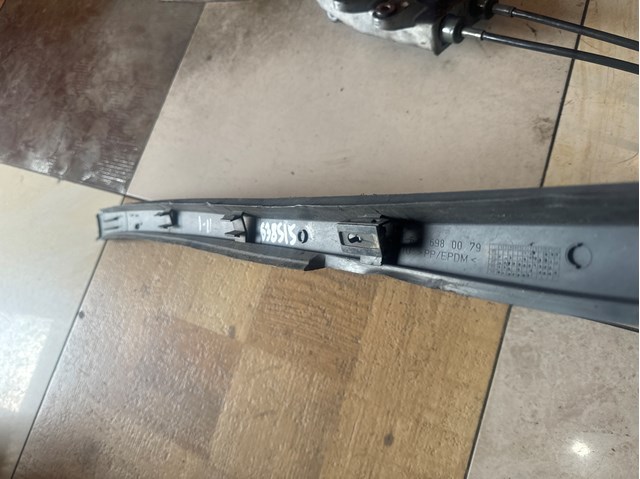 6386980079 MERCEDES Moldura izquierda del parabrisas original y equivalente