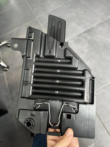 Кронштейн (адаптер) крепления фары передней правой LR066964 Land Rover