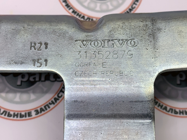 31352879 Volvo Шарнир капота правый