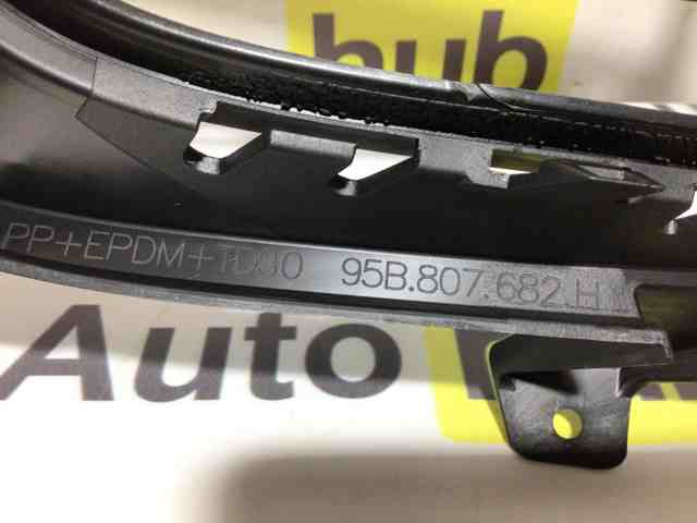 Купить 95B807682H1E0 Porsche Решетка бампера переднего правая