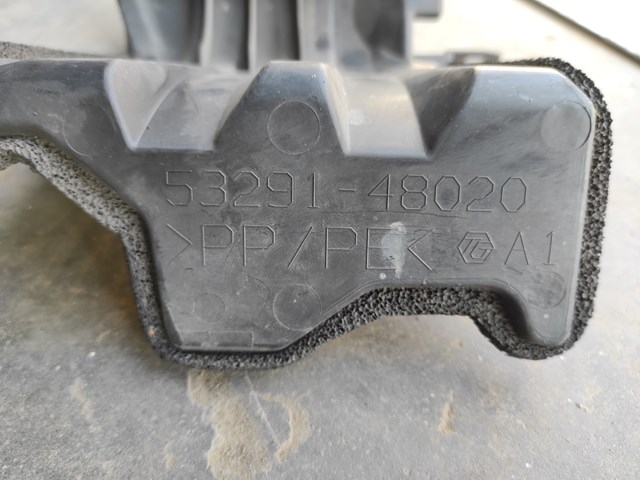 Правый дефлектор радиатора 5329148020 Toyota