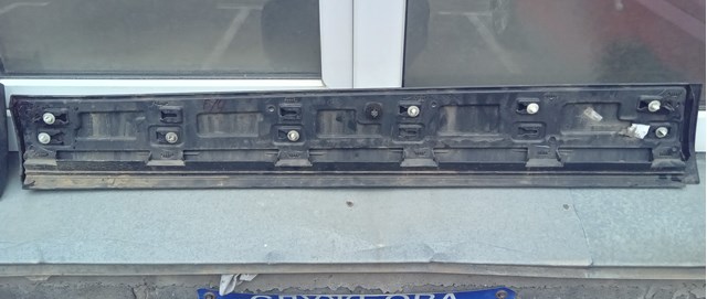 Молдинг двери передней правой нижний LR116796 Land Rover