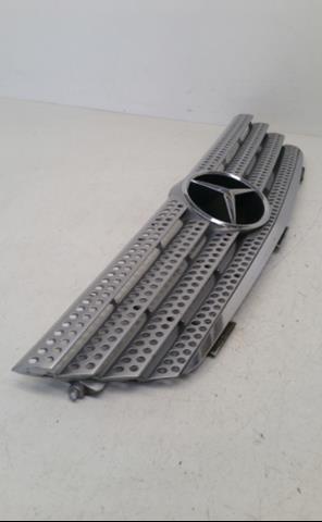A20388012839744 Mercedes Решетка радиатора