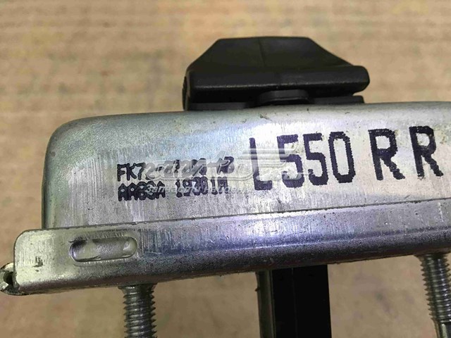 LR061334 Land Rover Ограничитель двери, задний