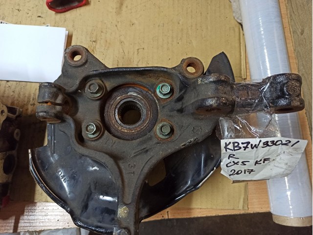 KB7W33021 Mazda Цапфа - поворотный кулак передний, правый