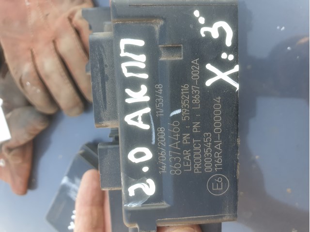 Caja de fusibles, trasera interior 8637A466 MITSUBISHI