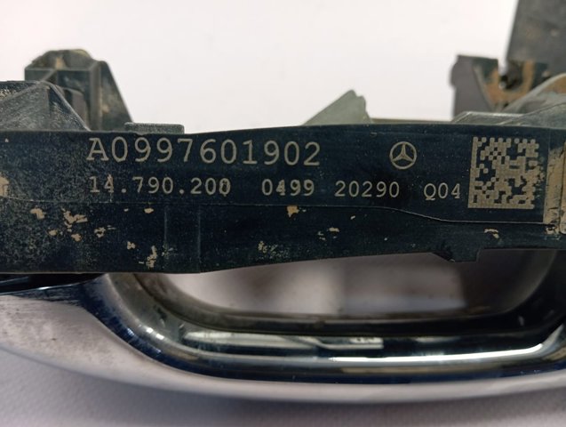 Купить A0997601902 Mercedes Держатель наружной ручки двери передней левой