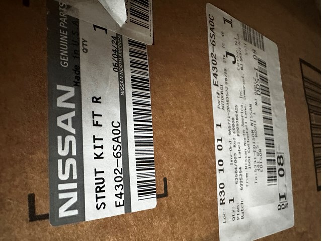 E43026SA0C Nissan/Infiniti Амортизатор передней подвески правый