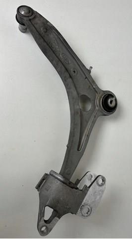 Передний нижний рычаг Land Rover LR146037