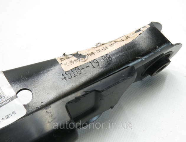 Рычаг задней подвески нижний левый 551A16US0B Nissan/Infiniti