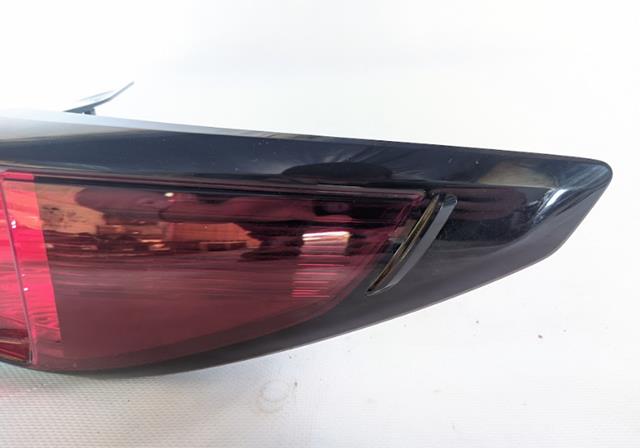Фонарь задний правый внешний KB8M51150F Mazda